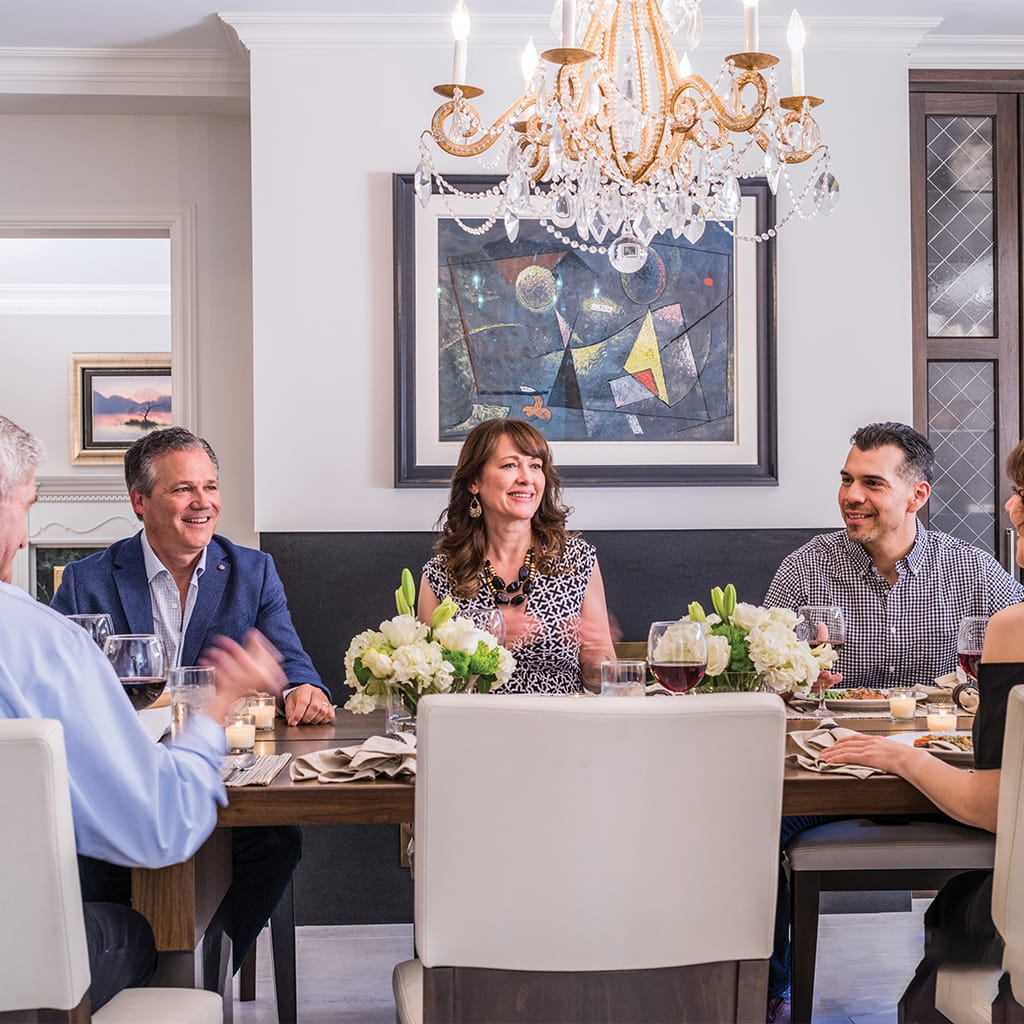 A group of friends seated at a dinner table | Airoom®